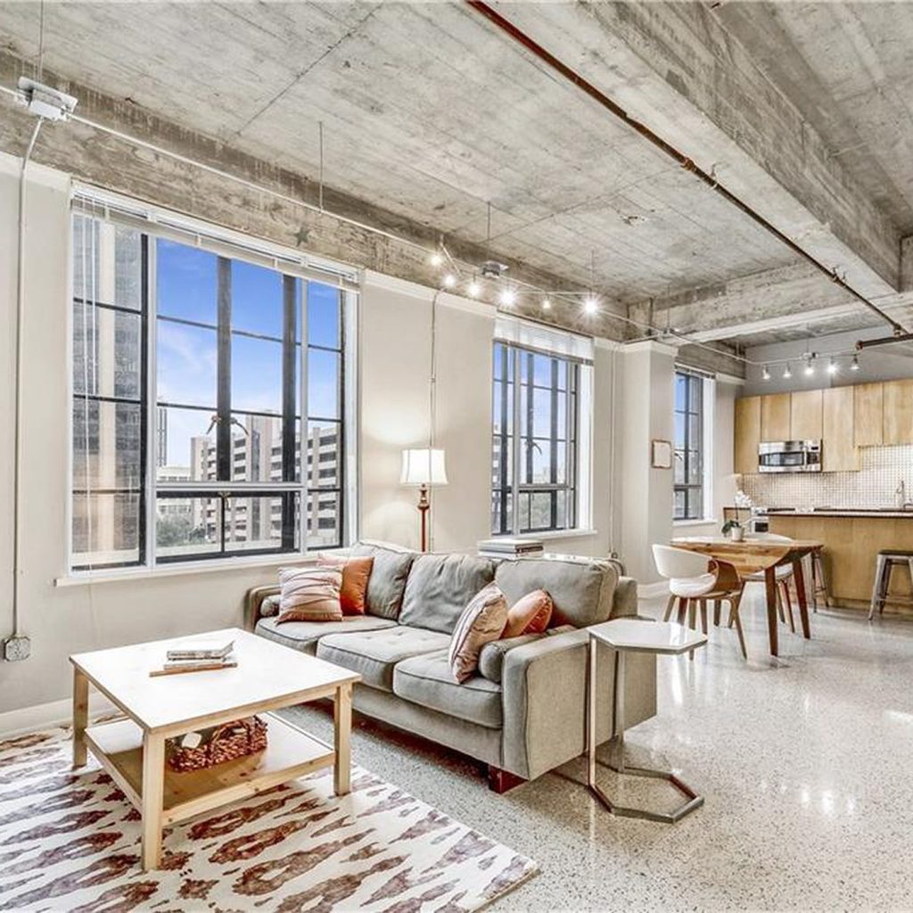 Art Deco Condo with Whirlpool Tub 