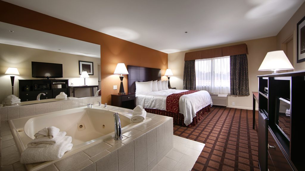 Best Western Plus Oakbrook Inn- Best  romantic hotels in chicago with jacuzzis in room 