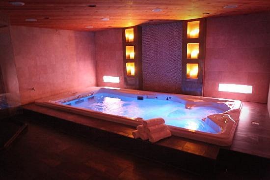 romantic hotels in chicago with jacuzzis in room