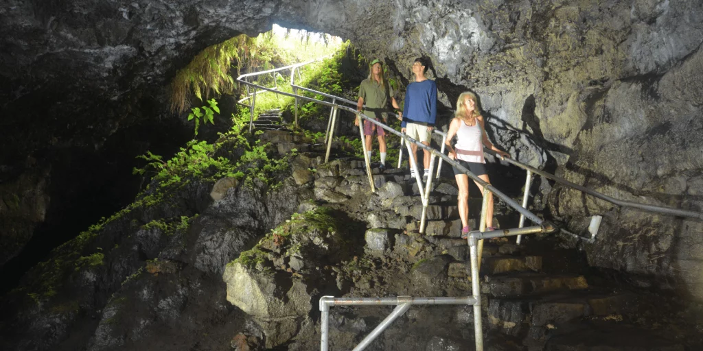  Explore the Kaeleku Caverns