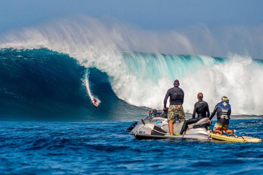 Pro surfer riding waves in Pe'ahi