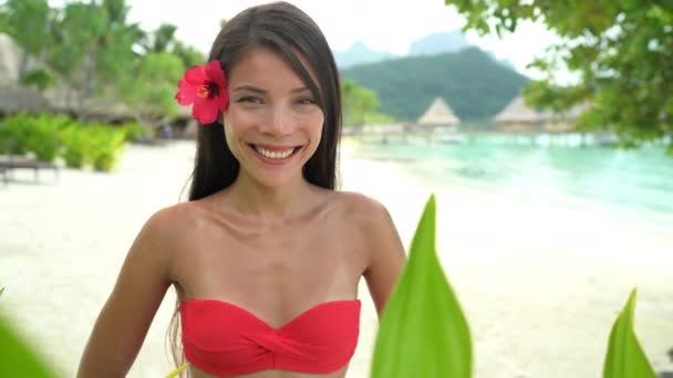 bora bora facts: single women carry flowers behind their right ears. 